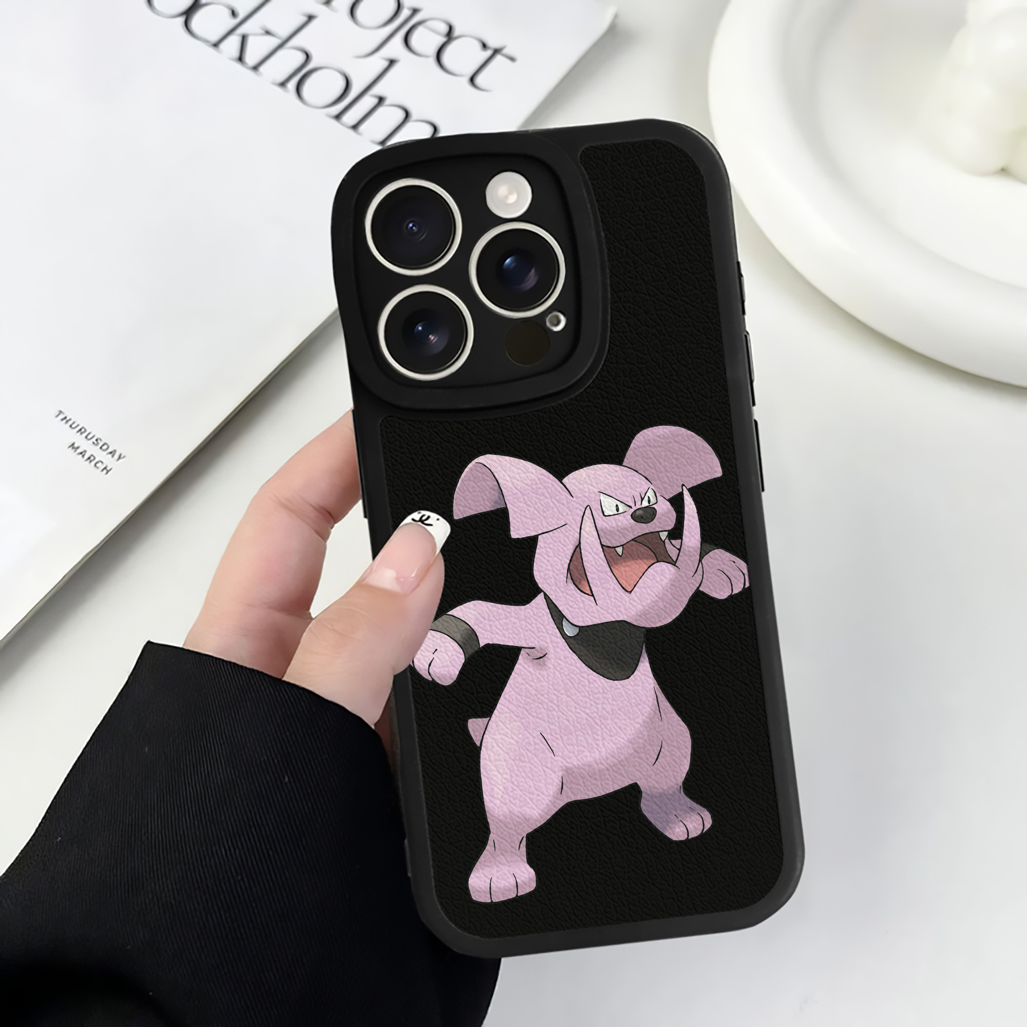（画像用） ポケットモンスター Pokémon 【iPhone 16シリーズ対応】シリコンスマホケース（レザー調） 材質：シリコン